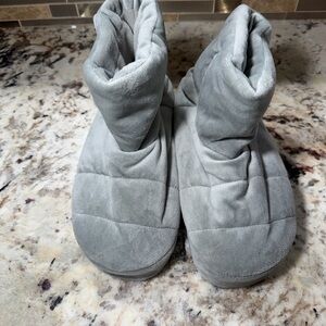 Soft and warm Gray Quilted massaging Slippers